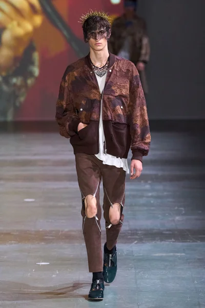 Look 18